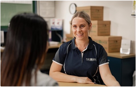 img-girl Staff talking to a customer